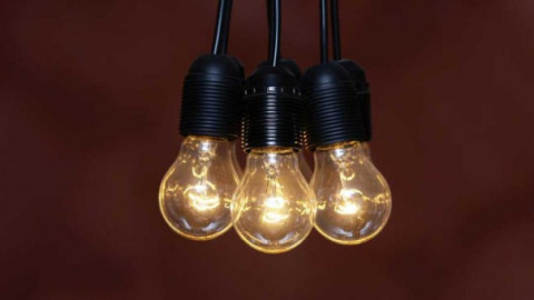 Facua denuncia la "absoluta falta de sensibilidad" del Gobierno ante la "injustificada carestía del recibo eléctrico y los alarmantes niveles de pobreza energética que sufren millones de consumidores". - EUROPA PRESS