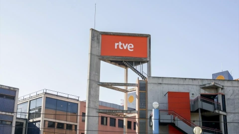 Logotipo de Radio Televisión Española en la torre de la sede de Prado del Rey, Madrid