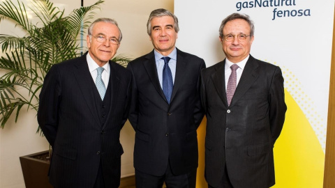 El nuevo presidente ejecutivo de Gas Natural Fenosa, Francisco Raynés, entre el presidente saliente, Isidro Fainé, y el hasta ahora consejero delegado, Rafael Villaseca. E.P.