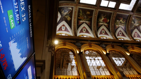 Paneles informativos en el patio de negociación de la Bolsa de Madrid. EFE/Sergio Barrenechea