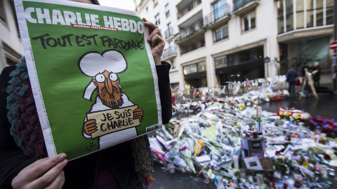 Una persona sostiene la nueva publicación del semanario satírico Charlie Hebdo EFE