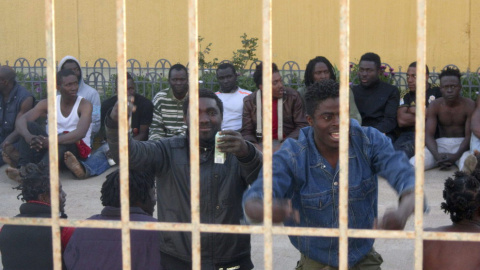 Inmigrantes en un CIE de Melilla. EFE