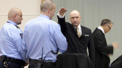 Breivik hace el saludo nazi al llegar al juzgado. / GWLADYS FOUCHE (REUTERS)