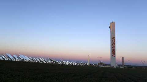 Planta solar Solucar, de Abengoa, en la localidad sevillana de Sanlucar la Mayor. REUTERS/Marcelo del Pozo