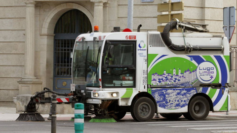 Una barredora de la empresa Urbaser limpia las calles de Lugo. EFE
