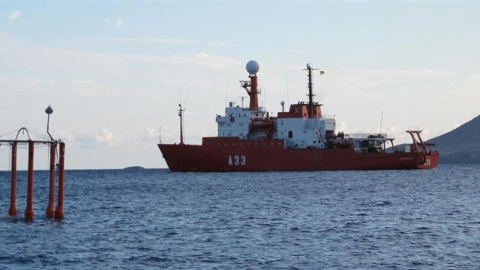 Un barco científico investiga la variación del pH del agua del Atlántico.- E.P