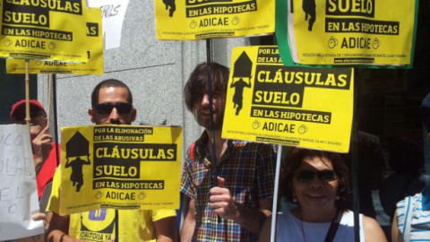 Imagen de una de las manifestaciones contra las clausulas del suelo. /EFE