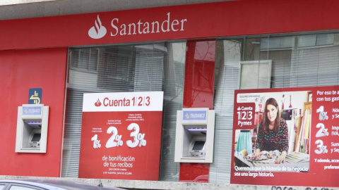 Publicidad de la Cuenta 1,2,3 en una sucursal de Banco Santander. E.P.
