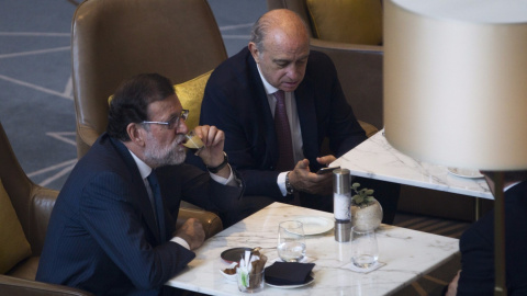 El presidente en funciones Mariano Rajoy y el ministro del Interior, Jorge Fernandez Díaz. EFE