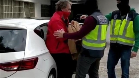 Dos agentes trasladan a Sito Miñanco. - EUROPA PRESS