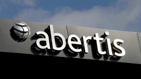 El logo de Abertis, en su sede en Barcelona. REUTERS/Eric Gaillard