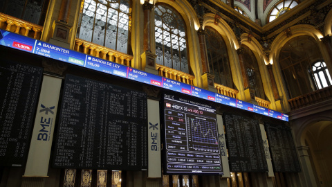 Los paneles informativos de la Bolsa de Madrid, con la evolución del indicador Ibex 35 y de los valores que lo componen. EFE/Paco Campos