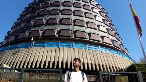 Zeshan Muhammad, frente al Tribunal Constitucional, que desestimó su recurso por una redada racista de la Policía.- SOS Racisme