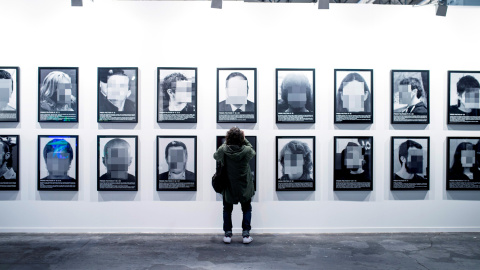 La obra de la discordia, 'Presos Políticos', del español Santiago Sierra, perteneciente a la galería Elga Alvear, poco antes de ser retirada de las instalaciones de Ifema.- EFE