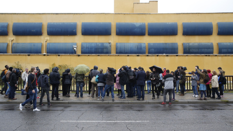 Decenas de periodistas a las puertas del (CIE) de Aluche, en Madrid. / EFE