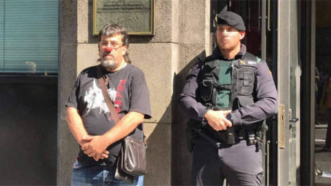 Jordi Pesarrodona con una nariz de payaso junto a un Guardia Civil durante los registros a la sede de la Generalitat del pasado 20 de septiembre. - @Pesacapsada