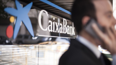 El logo de Caixabank en una de sus oficinas.