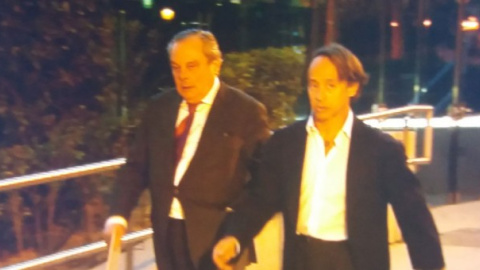 El empresario Adrián de la Joya, junto a su abogado a la salida de la Audiencia. PÚBLICO