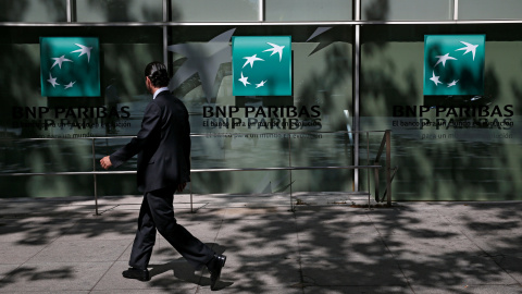 Un hombre pasa junto a las oficinas del banco francés BNP en Madrid. REUTERS/Juan Medina