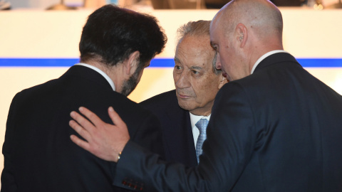 El expresidente de OHL Juan Miguel Villar-Mir, en el centro, durante la última junta accionistas del grupo contructor. EFE/Fernando Villar