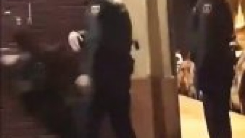 El policía agrediendo a una mujer en Valencia.