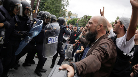 Agentes de la Policía Nacional fretne a las personas concentradas en un colegio electoral en Tarragona, durante la jornada del referéndum del 1-O. REUTERS/David Gonzalez