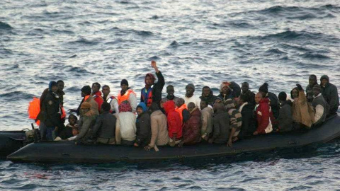 Imagen de archivo de una patera con decenas de inmigrantes en aguas de Melilla. EFE