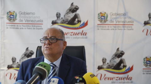 El embajador de Venezuela en España, Mario Isea, durante la rueda de prensa ofrecida en Madrid. EFE/Emilio Naranjo