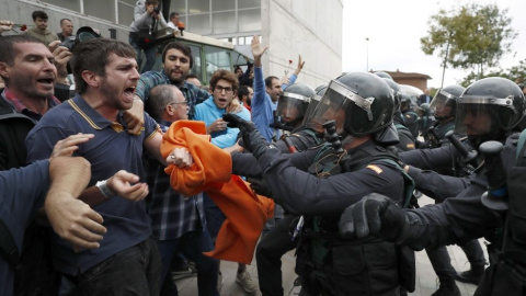 La fiscalía vio posibles delitos de odio de los responsables de la salida de la Guardia Civil y la Policía Nacional de los hoteles de Calella y Pineda. EFE