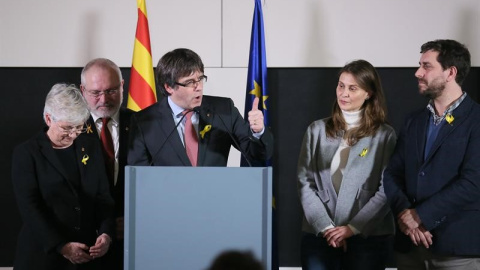Carles Puigdemont comparece en el centro de conferencias Square Brussels para valorar el resultado de las elecciones junto a Clara Ponsatí, Lluis Puig, Meritxell Serret i Toni Comin / EFE