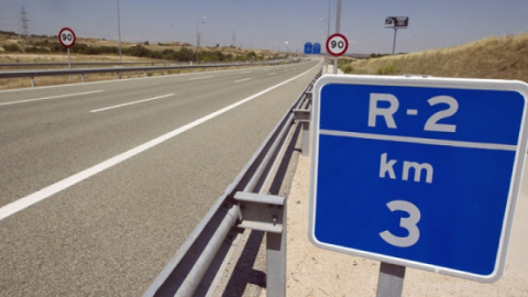 Punto kilométrico en la autopista radial R-2, de Madrid a Guadalajara.
