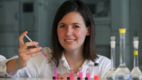 Leticia Hosta Rigau en su laboratorio de la Universidad Tecnica de Dinamarca. El líquido rosa de los tubos de esnsayo son liposomas con un fluoroforo de rodamina. / DTU