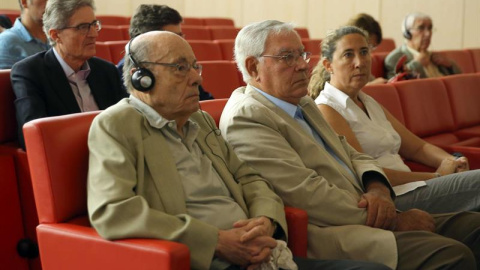 El expresidente del Palau de la Música Félix Millet (i) junto al exdirector administrativo del Palau de la Música Jordi Montulll (2d) y su hija, la exdirectora financiera del Palau de la Música, Gemma Montull (d), en el Auditorio de la Ciut