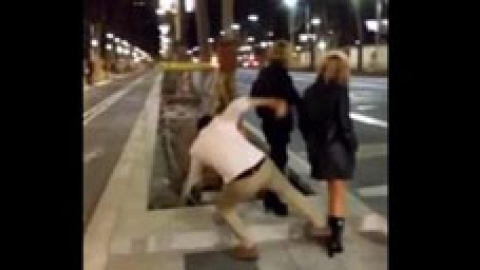 Captura del vídeo en el que un chico propina una patada a una mujer en Barcelona