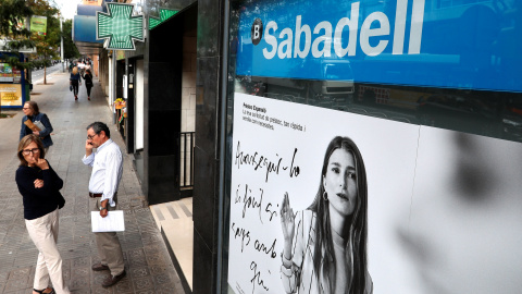 Una sucursal del Banco Sabadell en Barcelona. REUTERS
