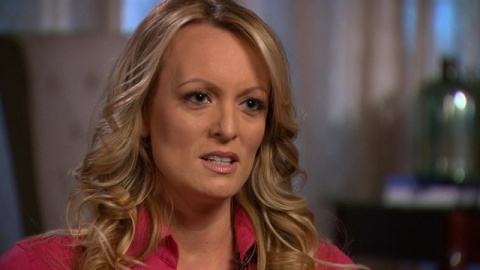 La actriz porno Stephanie Cliffor "Stormy Daniels" durante una entrevista. Handout (Reuters)
