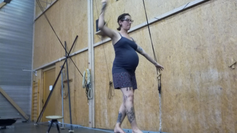 L'artista Isabel Serna, embarassada del seu fill Lou, impartint classes de circ a l'Academie Fratelli de Paris.