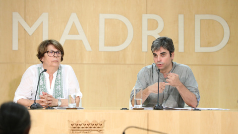 La delegada de Medio Ambiente y Movilidad, Inés Sabanés, y el delegado de Economía y Hacienda, Jorge García Castaño, durante la presentación hoy en Madrid.