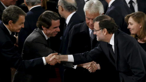 Rodríguez Zapatero, Aznar, González y Rajoy, junto a su esposa, en el funeral de Suárez. (Efe)