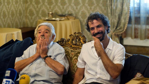 José Mujica (i), junto al director uruguayo Álvaro Brechner (d), hoy durante un encuentro con la prensa en la isla veneciana del Lido/EFE