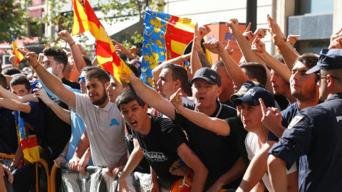 Ultras de extrema derecha en la pasada manifestación del 9 d'octubre en Valenciá ante la pasividad policial. EFE/Biel Aliño