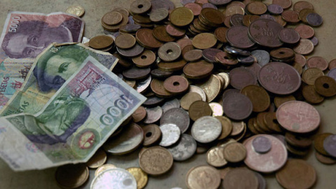 Monedas y billetes de pesetas. / EFE