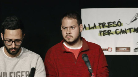 3 mar. 2018.- Los raperos Valtonyc y Pablo Hasel en un acto contra la censura celebrado en Sabadell. EFE