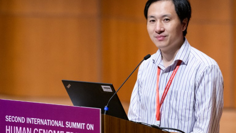 El científico chino He Jiankui habla en la Segunda Cumbre Internacional sobre la Edición del Genoma Humano en Hong Kong en noviembre de 2018 | AFP