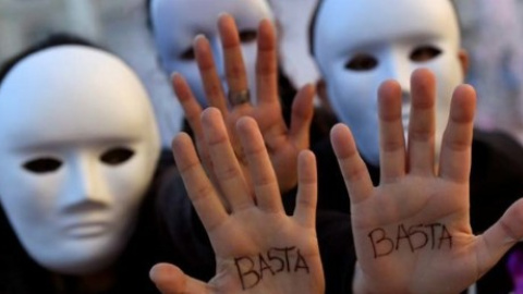 Performance durant una protesta contra la violència masclista - REUTERS