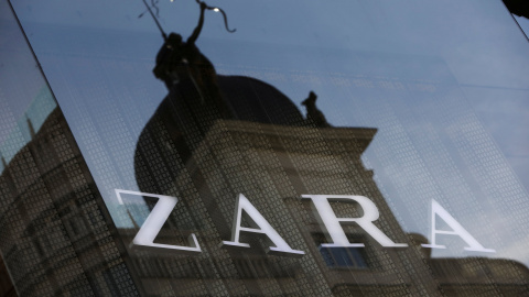 El logo de Zara, la principal enseña de Inditex, en una de sus tiendas en el centro de Madrid. REUTERS/Susana Vera
