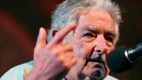 El expresidente de Uruguay José Mújica pronuncia unas palabra tras recibir el premio de poesía 'Laurel de Plata'./EFE