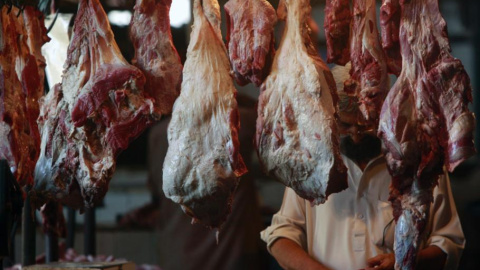 Un carnicero corta un trozo de carne en su tienda en un mercado de carne en Karachi (Pakistán). REUTERS/Athar Hussain