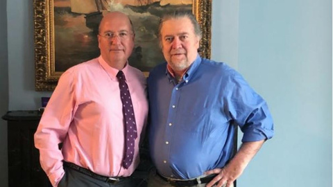 El dirigent de Vox Rafael Bardají (e) amb Steve Bannon (d).