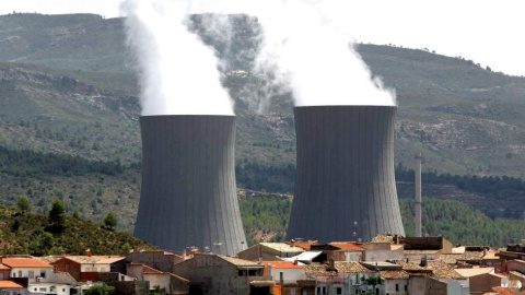 Las torres de refrigeración de la central nuclear de Cofrentes (Valencia), operada por Iberdrola, que emergen tras el pueblo. EFE